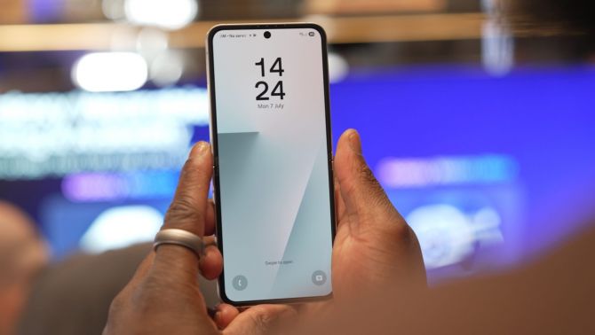 Chiếc điện thoại gập giá rẻ đáng mua nhất hiện nay – thương hiệu uy tín, cấu hình siêu mịn, sao không thử?