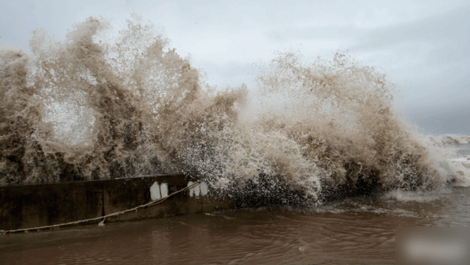 Ninh Bình: Nhiều người đổ xô đi xem sóng lớn, vô tư check-in bất chấp diễn biến nguy hiểm của bão số 3