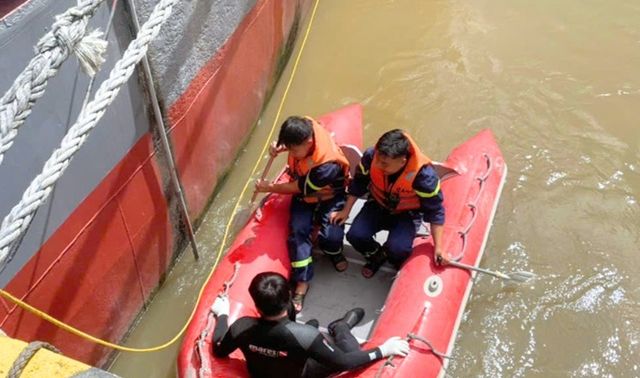 NÓNG: Phát hiện thi thể nam giới mắc kẹt dưới khu neo đậu tàu thuyền, công an đang xác minh danh tính