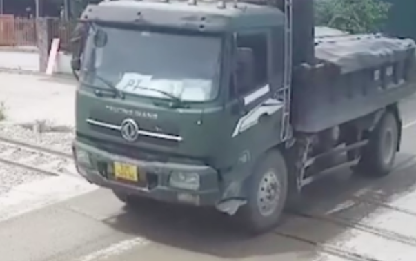 Đà Nẵng: Cận cảnh xe ben nối đuôi dừng tại đường sắt, một tài xế bị xử phạt 