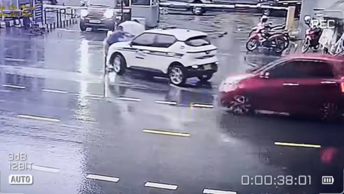 Truy xét tài xế ô tô gây tai nạn liên hoàn rồi bỏ chạy: Tài xế cố chạy dù có người nằm trên cano