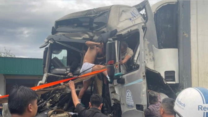 Va chạm nghiêm trọng giữa 2 xe container: Nghẹt thở quá trình cứu tài xế kẹt trong cabin nhiều giờ