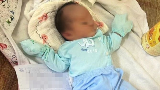 Mẹ ruột bỏ rơi con gái còn đỏ hỏn trong thùng xốp bên đường, bức tâm thư để lại gây phẫn nộ tột độ