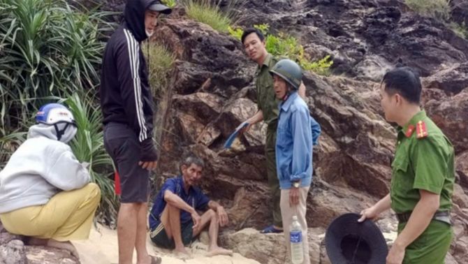 Phép màu đến với người đàn ông lạc trong rừng 3 ngày, phát hiện kiệt sức ở nơi không ai nghĩ đến