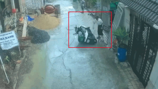 Lý lịch gây sốc của người phụ nữ xô đổ xe máy của shipper ở TPHCM