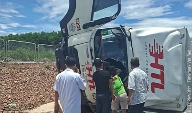 Nghẹt thở màn giải cứu tài xế kẹt cứng bên trong cabin khi xe tải lật nghiêng ở Hà Tĩnh