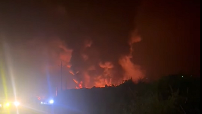 Người dân hoảng loạn về vụ cháy nghiêm trọng tại công ty thủy tinh trong đêm, dập cháy 1 tiếng vẫn không hết