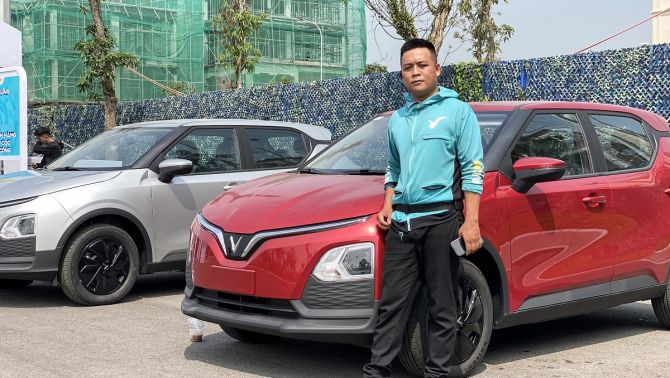 Hàng trăm tài xế công nghệ rủ nhau đến ‘Ngày hội xanh’ tại Hà Nội để lên đời xe điện cực nhàn