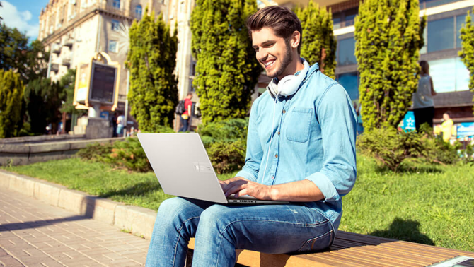 Sinh viên nên mua laptop hay PC? Nắm bắt ngay ưu và nhược điểm của mỗi loại trước khi 'chốt đơn'