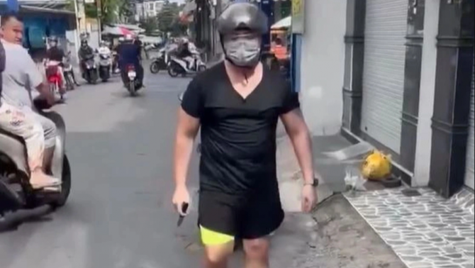 Camera ghi lại cảnh người đàn ông bất ngờ dừng xe giữa đường, cầm dao tiến đến đe dọa khiến tài xế xe ba gác hoảng loạn