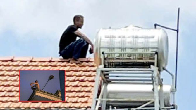 Người dân hoảng sợ vì nam thanh niên cầm dao leo nóc nhà la hét, công an can thiệp khống chế