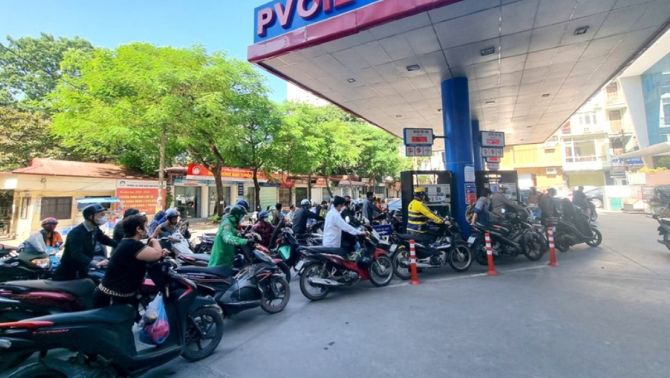 Giá xăng dầu hôm nay 31/7: Xăng trong nước tăng từ chiều nay nhưng thấp nhất trong 4 năm qua