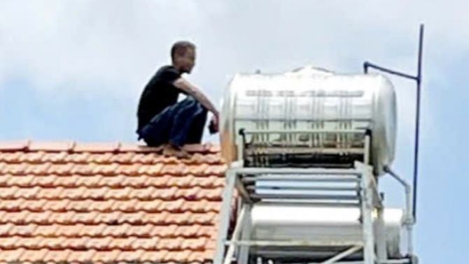 Nghẹt thở giây phút bắt đối tượng 'ngáo đá' cầm dao leo lên nóc nhà: Sốc trước kết quả test nhanh