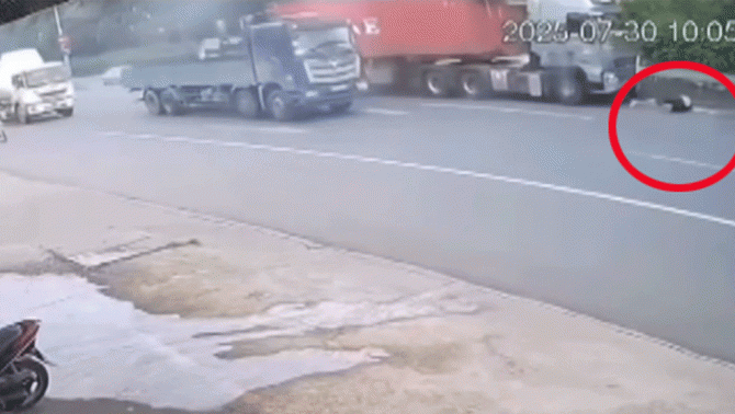 Người phụ nữ đi xe máy sang đường bất chấp bị container tông văng xa dẫn đến chấn thương nặng 