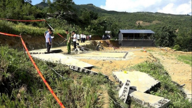 4 người đang đứng tránh nắng khi chăn trâu bất ngờ bị khối tường đổ đè trúng khiến 3 người tử vong