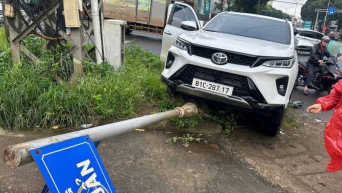 Ô tô húc gãy trụ biển báo giữa phố, phép màu đến với tài xế nghi đột quỵ nhờ người dân phá kính giải cứu