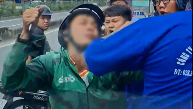 TP.HCM: Tài xế xe tải vô cớ bị nam thanh niên chặn đầu xe tấn công và đập phá kính chiếu hậu