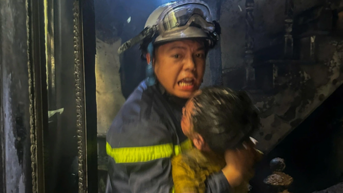 Vụ cháy nghiêm trọng ở Hà Nội: 3 người mắc kẹt, hiện trường khiến ai nhìn thấy cũng xót xa