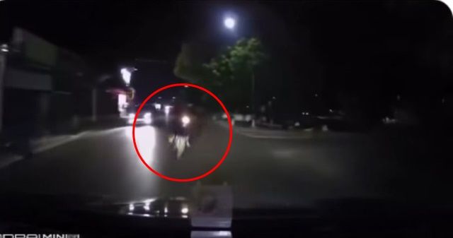 Đứng tim khoảnh khắc xe máy ‘lao như bay’ tông trực diện vào ô tô ở Hải Hậu, người không còn nguyên vẹn