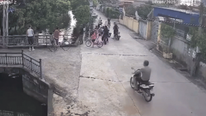 Thót tim cảnh 2 bé đi xe đạp mất lái lao xuống con kênh, dân mạng tranh cãi cách sơ cứu sau tai nạn