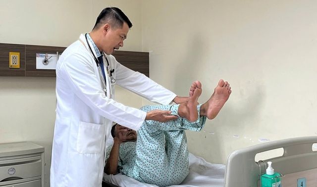 Chồng nguy kịch sau khi được vợ nghe phương pháp trên mạng ‘chích đầu ngón tay’ để chữa đột quỵ