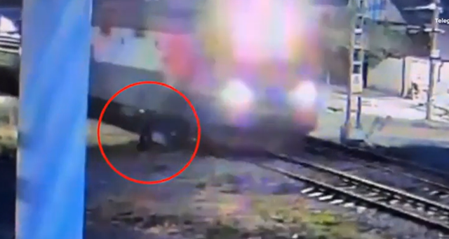 Nghẹt thở khoảnh khắc người đàn ông lao ra cứu người ngã gục ở đường ray vài giây trước khi tàu lao tới