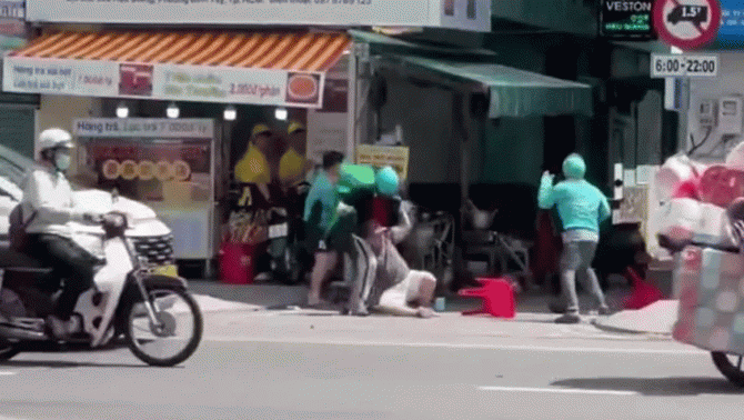 3 shipper đánh nhau với cặp đôi ở TPHCM: Công an mời cả 5 người đến lấy lời khai