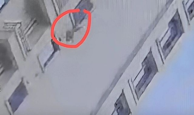 Phép màu đến với bé trai 3 tuổi sau khi rơi từ tầng 18 chung cư, 1 cái cây đã cứu sống cháu bé