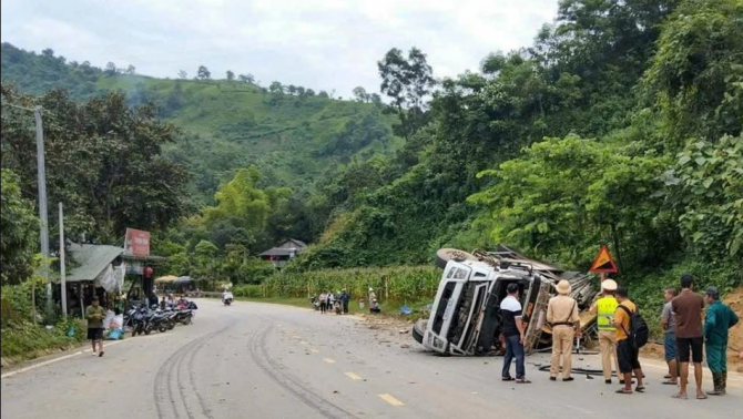 Xót xa vụ người phụ nữ bán vải ven đường bất ngờ bị xe tải tông, hé lộ nguyên nhân đằng sau
