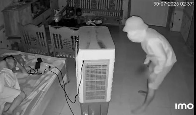 Đứng tim clip trộm cầm dao đột nhập nhà dân, người đàn ông thoát ‘cửa tử’ trong tíc tắc