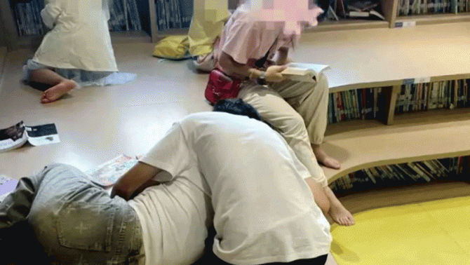 Cặp đôi ôm ấp, thân mật tại khu vực đọc sách dành cho thiếu nhi trong một thư viện gây bức xúc