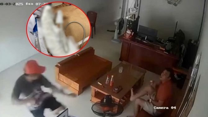 Hải Phòng: Đang ngồi trong nhà, người đàn ông bị kẻ lạ chém lìa tay, camera ghi lại toàn bộ diễn biến sốc