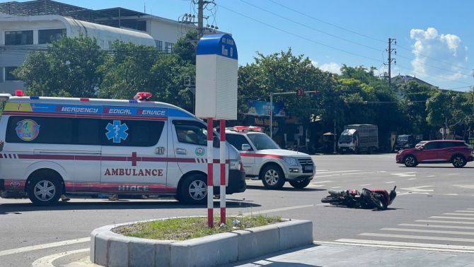 Nghệ An: Hiện trường thương tâm vụ nam shipper tử vong sau cú tông trực diện với ô tô