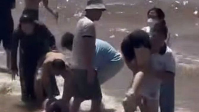 Nghẹt thở giây phút cứu 5 du khách gặp nạn khi tắm biển tại Ninh Bình