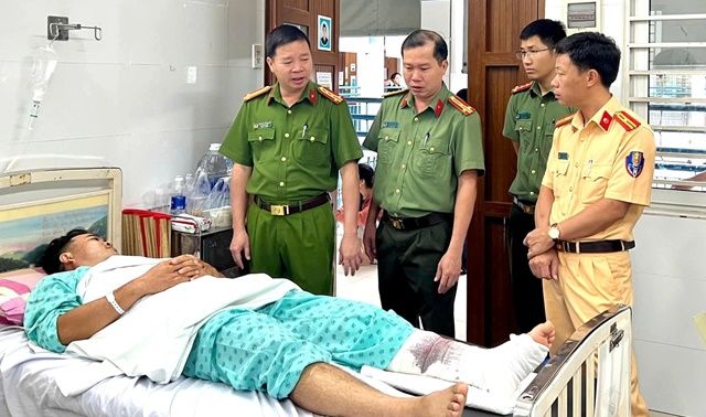 Thanh niên 17 tuổi liều lĩnh tông thẳng vào CSGT khi bị tuýt còi khiến trung tá CSGT phải nhập viện cấp cứu