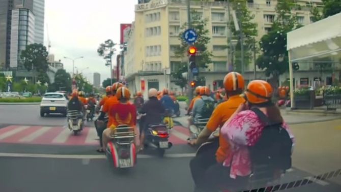Thực hư đoạn clip hàng chục người đi xe tay ga nối đuôi nhau vượt đèn đỏ giữa đường đông ở TP.HCM 