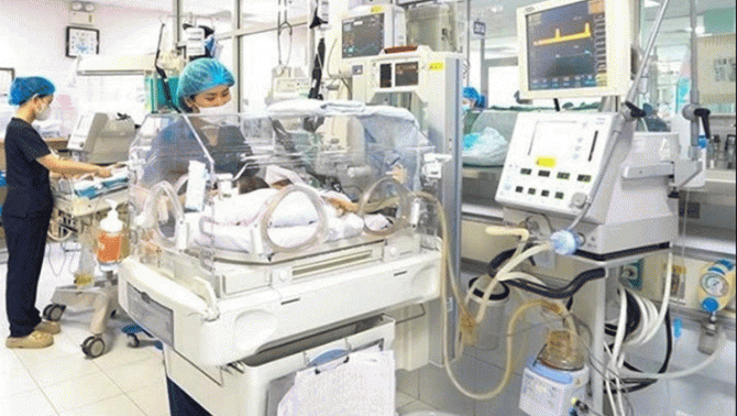 Gia đình đau đớn khi đứa con 2 ngày tuổi không thể qua khỏi sau khi chọn ngày giờ đẹp để sinh mổ