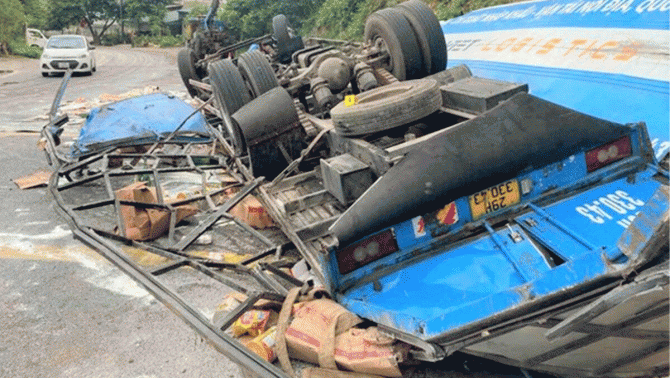 Xót xa cảnh thi thể tài xế xe tải bị kẹt trong cabin nhiều giờ sau mới đưa được ra ngoài