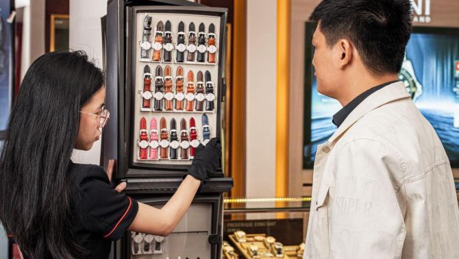 Hirsch: Dây da đồng hồ chống nước, an tâm chơi thể thao