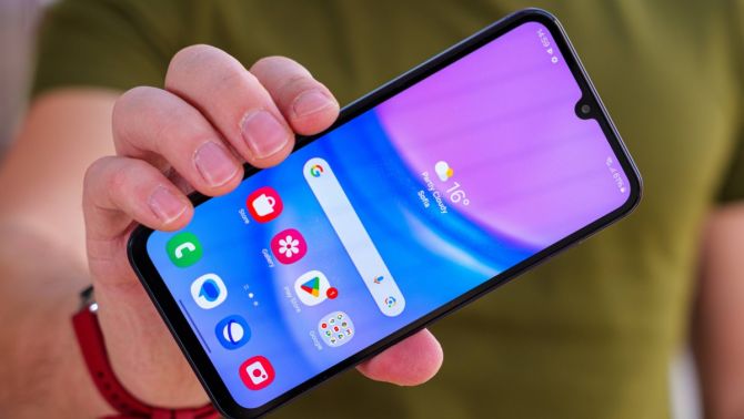 Galaxy A15 rẻ như cỏ cho trang bị xịn hơn iPhone 16, vua doanh số một thời vẫn cực cháy vào T8/2025