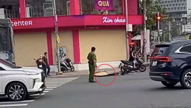 Hiện trường vụ tai nạn tang thương tại TP HCM: Xe tải rẽ vào ngõ, cán chết người đi xe đạp lúc rạng sáng