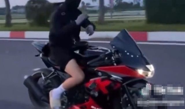 Nam thanh niên 22 tuổi nhận ‘cái kết đắng’ vì đăng tải clip ‘múa quạt’ khi lái xe mô tô