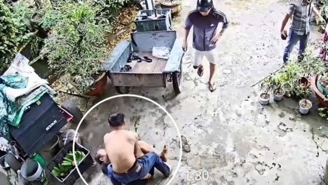 Con dâu cầm rựa, con trai đánh bố đến nhập viện, người thân đau đớn hé lộ lý do vô cùng đơn giản