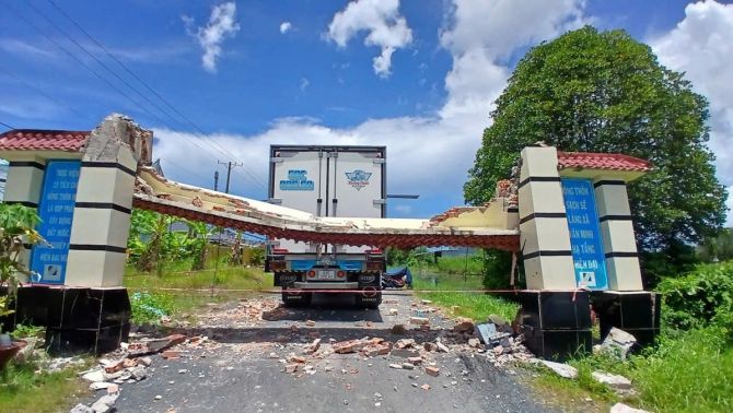 Xe tải tông sập cổng chào, tài xế có hành vi không thể chấp nhận, đổ oan cho người không liên quan