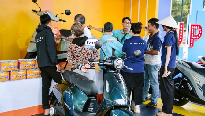 Lên đời xe máy điện VinFast, khách hàng khẳng định: ‘Mức giá quá tốt, không thể tốt hơn’