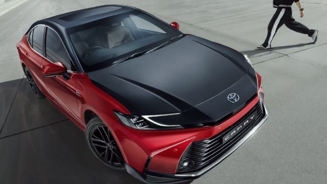 Toyota chính thức ra mắt Camry phiên bản đặc biệt đẹp long lanh: Khách hàng đổ xô săn đón vì giá mềm