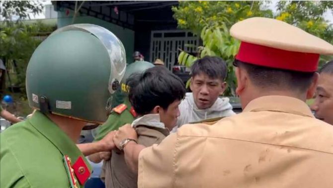 Quá trình truy đuổi ô tô 'thông chốt' trốn kiểm tra hơn 30km: Xảy ra va chạm với 2 người đi đường