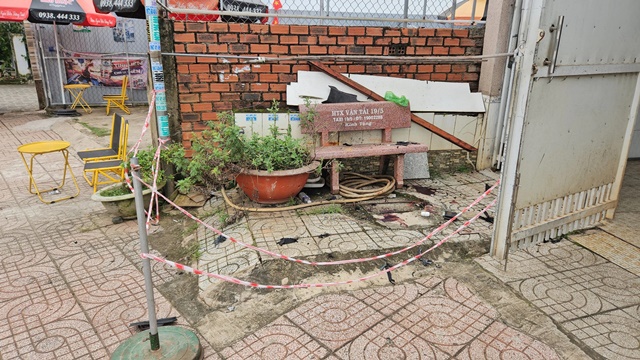 Sau tiếng nổ lớn, người dân bàng hoàng phát hiện người đàn ông nằm trên vỉa hè với bàn tay và đùi phải bị dập nát