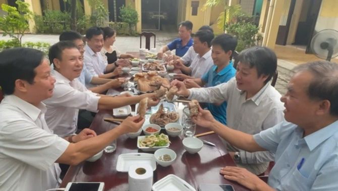Cán bộ ngành thú y TP Huế quay clip ‘mukbang thịt heo’ gây bão mạng xã hội, CĐM thả ngàn tim