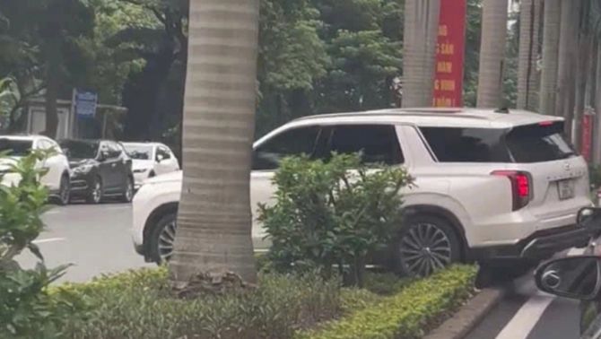 Hà Nội: Clip tài xế ô tô phi thẳng qua dải phân cách trên phố Hàm Nghi gây tranh cãi, CSGT vào cuộc